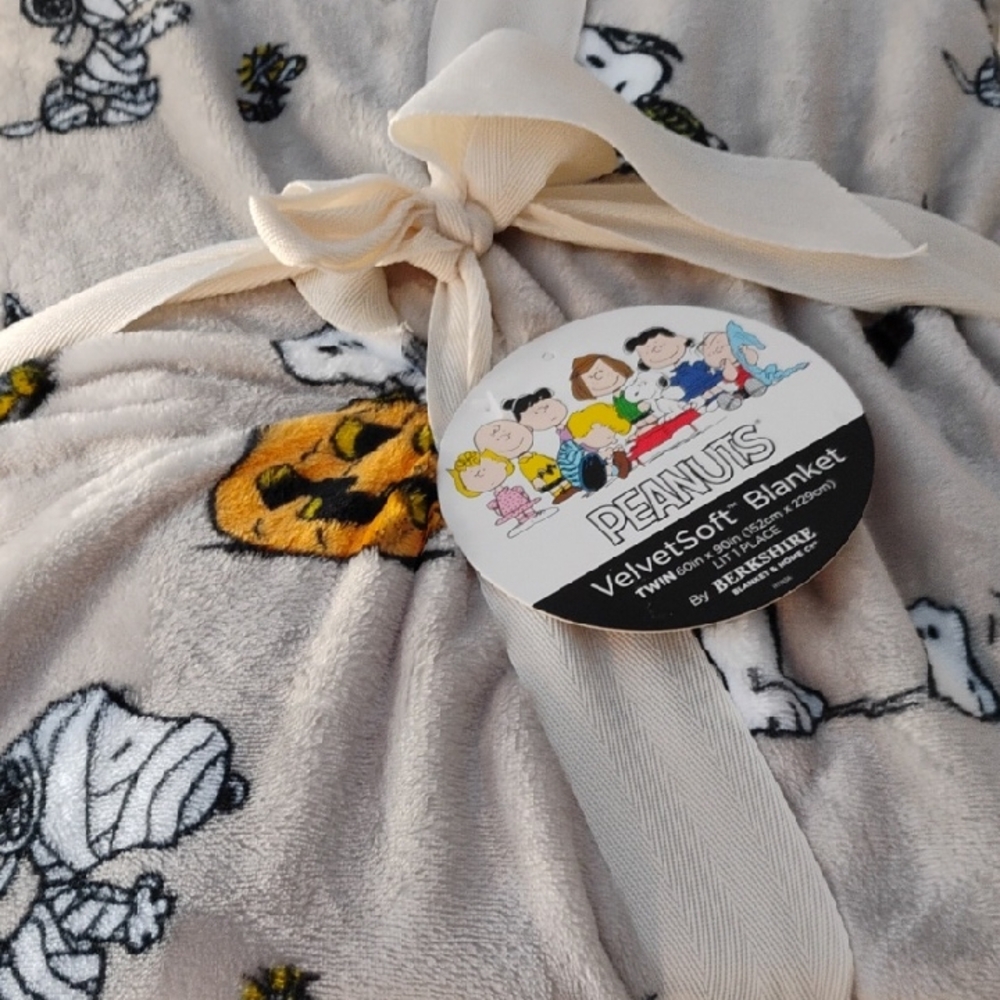 *BRAND NEW* Snoopy Peanuts Throw Blanket Collection by Berkshire
